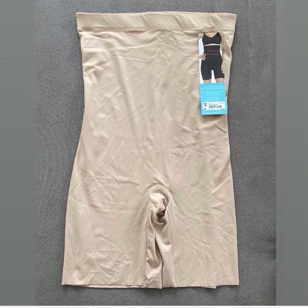Assets by Spanx shaping high waisted mid thigh short- 1X